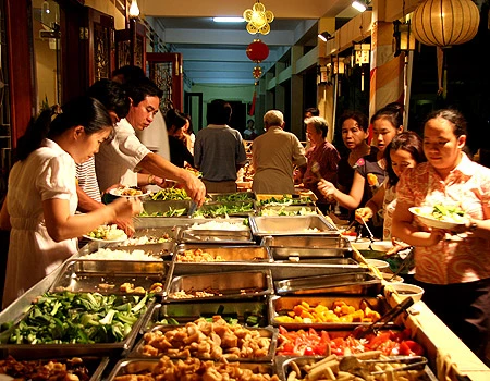 Buffer Rau dùng với lẩu tại nhà hàng Việt Chay là món chay được nhiều người ưa thích. Ảnh: Thiên Chương.