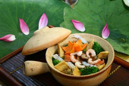 Đậu phụ hải sản om nồi đất
.