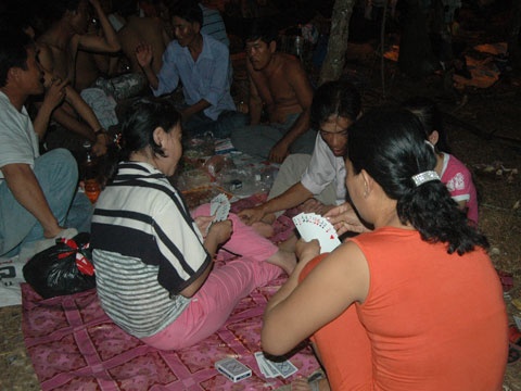 Đen - Đỏ tìm hên xui.