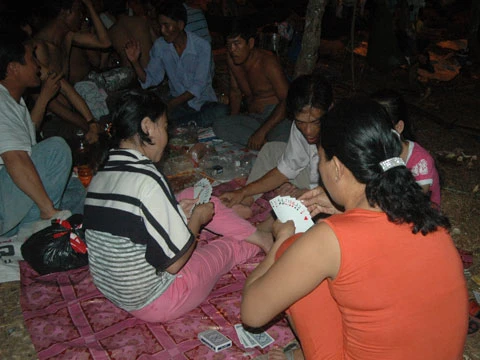 Đen - Đỏ tìm hên xui.