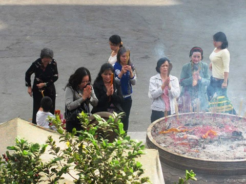 Thấy người ta cầu khấn thì mình cũng chắp tay khấn bái chút.