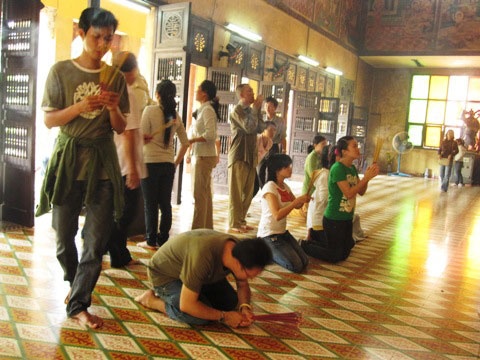 Cột áo lễ chùa hay... đi cày