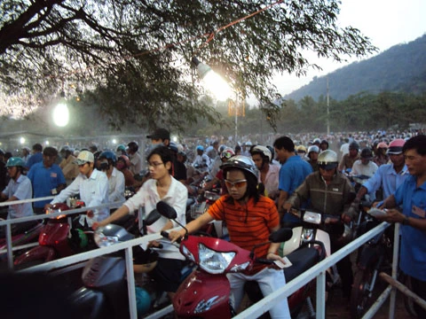 Chen nhau gửi xe, chờ lên núi.