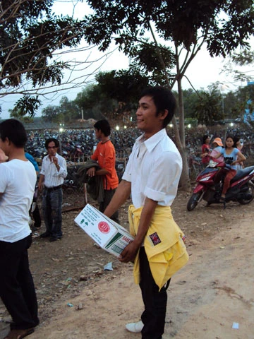 Chuẩn bị giải khát khi leo núi