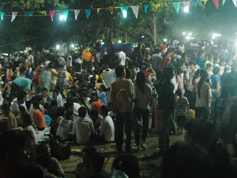 Chen nhau chờ lễ