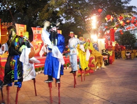 Tiết mục cà kheo của đoàn múa rồng Kim Long – Phước Kiến