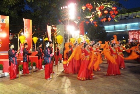 Nhiều tiết mục truyền thống của cộng đồng người Hoa tại TP.HCM được biểu diễn trong đêm hội. Mô tả ảnh.