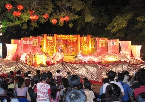 Nhiều người thích thú với màn trình diễn con rồng dài 68m