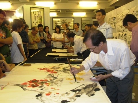 Các họa sĩ đang trình diễn 