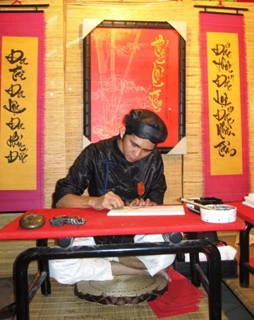 Một ông đồ đang cho chữ