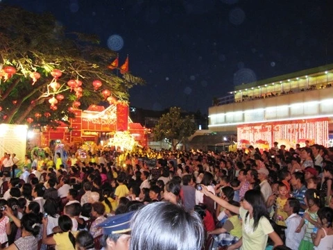 Chen chân đi xem hội