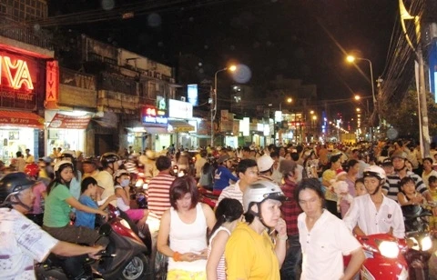 Kẹt xe kéo dài trước cổng Trung tâm văn hóa quận 5 