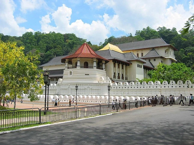 800px-Zahntempel_Kandy.jpg