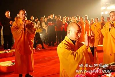 Trung Quốc: Pháp hội "Vạn ngọn minh đăng cúng Phổ Hiền" tại núi Nga Mi ảnh 14 Tet.jpg