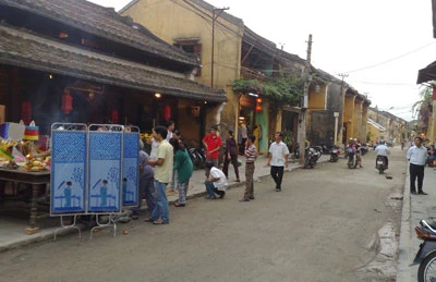 Cứ sau Tết Nguyên đán, Hội An bước vào "chuỗi" các lễ hội. Trong đó, có một nghi lễ rất khác, Lễ Cầu an "xóm"