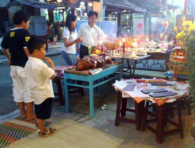 Nghi lễ có đầy đủ các sản vật từ đất, nước gồm khoai sắn,..