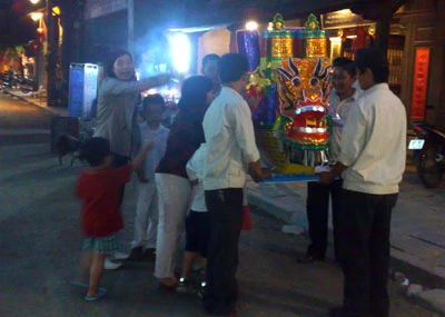 Trẻ em háo hức chờ được bỏ tiền lì xì vào bên trong Long Chu để cầu bình an, sức khỏe