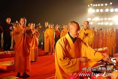 Trung Quốc: Pháp hội "Vạn ngọn minh đăng cúng Phổ Hiền" tại núi Nga Mi ảnh 10 trungthu 10.jpg