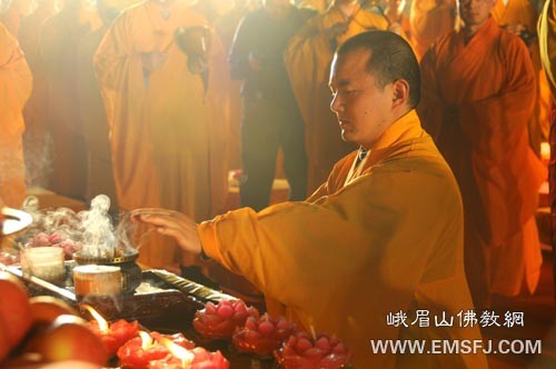 Trung Quốc: Pháp hội "Vạn ngọn minh đăng cúng Phổ Hiền" tại núi Nga Mi ảnh 11 trungthu 11.jpg