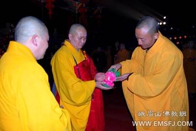 Trung Quốc: Pháp hội "Vạn ngọn minh đăng cúng Phổ Hiền" tại núi Nga Mi ảnh 12 trungthu 12.jpg