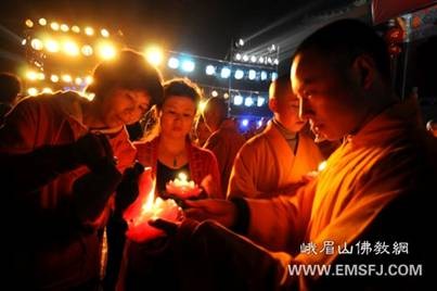 Trung Quốc: Pháp hội "Vạn ngọn minh đăng cúng Phổ Hiền" tại núi Nga Mi ảnh 15 trungthu 14.jpg