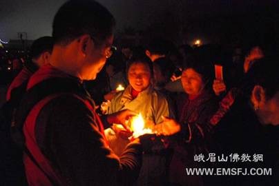 Trung Quốc: Pháp hội "Vạn ngọn minh đăng cúng Phổ Hiền" tại núi Nga Mi ảnh 16 trungthu 15.jpg