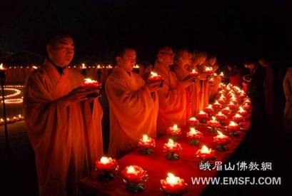 Trung Quốc: Pháp hội "Vạn ngọn minh đăng cúng Phổ Hiền" tại núi Nga Mi ảnh 18 trungthu 17.jpg