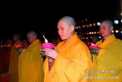 Trung Quốc: Pháp hội "Vạn ngọn minh đăng cúng Phổ Hiền" tại núi Nga Mi ảnh 19 trungthu 18.jpg