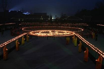 Trung Quốc: Pháp hội "Vạn ngọn minh đăng cúng Phổ Hiền" tại núi Nga Mi ảnh 25 trungthu 25.jpg