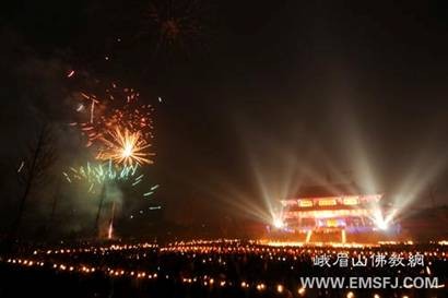 Trung Quốc: Pháp hội "Vạn ngọn minh đăng cúng Phổ Hiền" tại núi Nga Mi ảnh 33 trungthu 33.jpg