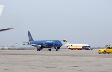 Loạt ảnh đặc biệt cung nghinh Xá lợi Phật từ Ấn Độ - Phần 2: Ngập tràn hạnh phúc tại sân bay Nội Bài ảnh 6