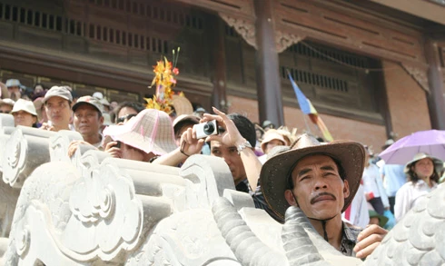 Chiếc bánh dày được hạ xuống... ... trong sự hoan hỉ của Phật tử bốn phương. Nhân dân háo hức chờ đón giây phút được thụ lộc. Nhiều người đứng ở xa cũng cố gắng xem cho rõ. Trụ trì chùa Bái Đính làm lễ tế. Không khí trang nghiêm. Âm vang tiếng mõ. Phật tử bốn phương tỏ lòng thành kính. Lễ tế diễn ra trong không khí trang nghiêm. Đội tế nữ đang thực hiện nghi thức dâng bánh dày. Chiếc bánh dày được để tại Tam Tòa, của Bái Đính Cổ Tự sau đó phát lộc cho 1 vạn Phật tử.