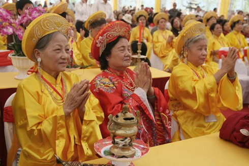 Chiếc bánh dày được hạ xuống... ... trong sự hoan hỉ của Phật tử bốn phương. Nhân dân háo hức chờ đón giây phút được thụ lộc. Nhiều người đứng ở xa cũng cố gắng xem cho rõ. Trụ trì chùa Bái Đính làm lễ tế. Không khí trang nghiêm. Âm vang tiếng mõ. Phật tử bốn phương tỏ lòng thành kính. Lễ tế diễn ra trong không khí trang nghiêm. Đội tế nữ đang thực hiện nghi thức dâng bánh dày. Chiếc bánh dày được để tại Tam Tòa, của Bái Đính Cổ Tự sau đó phát lộc cho 1 vạn Phật tử. Chiếc bánh dày được hạ xuống... ... trong sự hoan hỉ của Phật tử bốn phương. Nhân dân háo hức chờ đón giây phút được thụ lộc. Nhiều người đứng ở xa cũng cố gắng xem cho rõ. Trụ trì chùa Bái Đính làm lễ tế. Không khí trang nghiêm. Âm vang tiếng mõ. Phật tử bốn phương tỏ lòng thành kính. Lễ tế diễn ra trong không khí trang nghiêm. Đội tế nữ đang thực hiện nghi thức dâng bánh dày. Chiếc bánh dày được để tại Tam Tòa, của Bái Đính Cổ Tự sau đó phát lộc cho 1 vạn Phật tử.