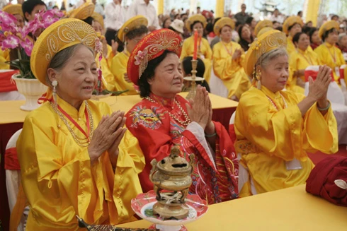 Chiếc bánh dày được hạ xuống... ... trong sự hoan hỉ của Phật tử bốn phương. Nhân dân háo hức chờ đón giây phút được thụ lộc. Nhiều người đứng ở xa cũng cố gắng xem cho rõ. Trụ trì chùa Bái Đính làm lễ tế. Không khí trang nghiêm. Âm vang tiếng mõ. Phật tử bốn phương tỏ lòng thành kính. Lễ tế diễn ra trong không khí trang nghiêm. Đội tế nữ đang thực hiện nghi thức dâng bánh dày. Chiếc bánh dày được để tại Tam Tòa, của Bái Đính Cổ Tự sau đó phát lộc cho 1 vạn Phật tử.