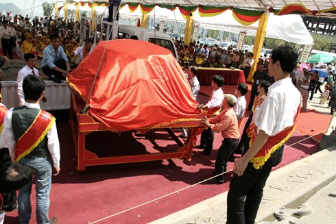 Chiếc bánh dày được hạ xuống... ... trong sự hoan hỉ của Phật tử bốn phương. Nhân dân háo hức chờ đón giây phút được thụ lộc. Nhiều người đứng ở xa cũng cố gắng xem cho rõ. Trụ trì chùa Bái Đính làm lễ tế. Không khí trang nghiêm. Âm vang tiếng mõ. Phật tử bốn phương tỏ lòng thành kính. Lễ tế diễn ra trong không khí trang nghiêm. Đội tế nữ đang thực hiện nghi thức dâng bánh dày. Chiếc bánh dày được để tại Tam Tòa, của Bái Đính Cổ Tự sau đó phát lộc cho 1 vạn Phật tử. Chiếc bánh dày được hạ xuống... ... trong sự hoan hỉ của Phật tử bốn phương. Nhân dân háo hức chờ đón giây phút được thụ lộc. Nhiều người đứng ở xa cũng cố gắng xem cho rõ. Trụ trì chùa Bái Đính làm lễ tế. Không khí trang nghiêm. Âm vang tiếng mõ. Phật tử bốn phương tỏ lòng thành kính. Lễ tế diễn ra trong không khí trang nghiêm. Đội tế nữ đang thực hiện nghi thức dâng bánh dày. Chiếc bánh dày được để tại Tam Tòa, của Bái Đính Cổ Tự sau đó phát lộc cho 1 vạn Phật tử.