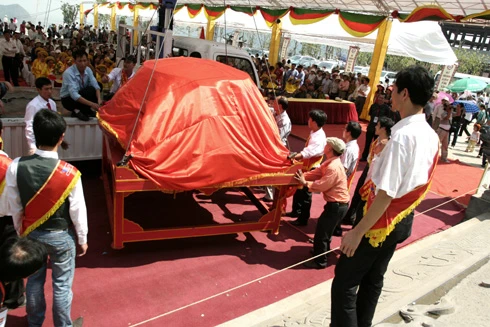 Chiếc bánh dày được hạ xuống... ... trong sự hoan hỉ của Phật tử bốn phương. Nhân dân háo hức chờ đón giây phút được thụ lộc. Nhiều người đứng ở xa cũng cố gắng xem cho rõ. Trụ trì chùa Bái Đính làm lễ tế. Không khí trang nghiêm. Âm vang tiếng mõ. Phật tử bốn phương tỏ lòng thành kính. Lễ tế diễn ra trong không khí trang nghiêm. Đội tế nữ đang thực hiện nghi thức dâng bánh dày. Chiếc bánh dày được để tại Tam Tòa, của Bái Đính Cổ Tự sau đó phát lộc cho 1 vạn Phật tử.