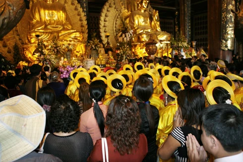 Chiếc bánh dày được hạ xuống... ... trong sự hoan hỉ của Phật tử bốn phương. Nhân dân háo hức chờ đón giây phút được thụ lộc. Nhiều người đứng ở xa cũng cố gắng xem cho rõ. Trụ trì chùa Bái Đính làm lễ tế. Không khí trang nghiêm. Âm vang tiếng mõ. Phật tử bốn phương tỏ lòng thành kính. Lễ tế diễn ra trong không khí trang nghiêm. Đội tế nữ đang thực hiện nghi thức dâng bánh dày. Chiếc bánh dày được để tại Tam Tòa, của Bái Đính Cổ Tự sau đó phát lộc cho 1 vạn Phật tử.