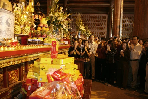 Chiếc bánh dày được hạ xuống... ... trong sự hoan hỉ của Phật tử bốn phương. Nhân dân háo hức chờ đón giây phút được thụ lộc. Nhiều người đứng ở xa cũng cố gắng xem cho rõ. Trụ trì chùa Bái Đính làm lễ tế. Không khí trang nghiêm. Âm vang tiếng mõ. Phật tử bốn phương tỏ lòng thành kính. Lễ tế diễn ra trong không khí trang nghiêm. Đội tế nữ đang thực hiện nghi thức dâng bánh dày. Chiếc bánh dày được để tại Tam Tòa, của Bái Đính Cổ Tự sau đó phát lộc cho 1 vạn Phật tử.