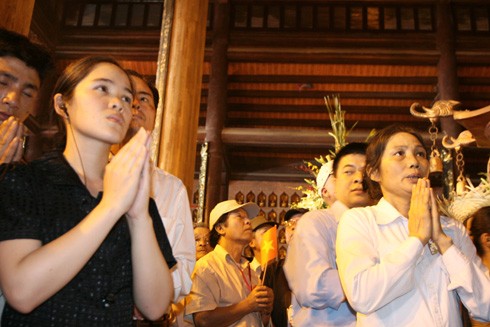 Chiếc bánh dày được hạ xuống... ... trong sự hoan hỉ của Phật tử bốn phương. Nhân dân háo hức chờ đón giây phút được thụ lộc. Nhiều người đứng ở xa cũng cố gắng xem cho rõ. Trụ trì chùa Bái Đính làm lễ tế. Không khí trang nghiêm. Âm vang tiếng mõ. Phật tử bốn phương tỏ lòng thành kính. Lễ tế diễn ra trong không khí trang nghiêm. Đội tế nữ đang thực hiện nghi thức dâng bánh dày. Chiếc bánh dày được để tại Tam Tòa, của Bái Đính Cổ Tự sau đó phát lộc cho 1 vạn Phật tử. Chiếc bánh dày được hạ xuống... ... trong sự hoan hỉ của Phật tử bốn phương. Nhân dân háo hức chờ đón giây phút được thụ lộc. Nhiều người đứng ở xa cũng cố gắng xem cho rõ. Trụ trì chùa Bái Đính làm lễ tế. Không khí trang nghiêm. Âm vang tiếng mõ. Phật tử bốn phương tỏ lòng thành kính. Lễ tế diễn ra trong không khí trang nghiêm. Đội tế nữ đang thực hiện nghi thức dâng bánh dày. Chiếc bánh dày được để tại Tam Tòa, của Bái Đính Cổ Tự sau đó phát lộc cho 1 vạn Phật tử.