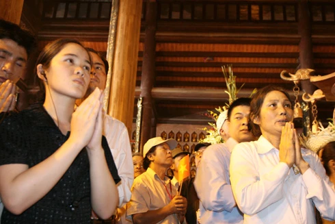 Chiếc bánh dày được hạ xuống... ... trong sự hoan hỉ của Phật tử bốn phương. Nhân dân háo hức chờ đón giây phút được thụ lộc. Nhiều người đứng ở xa cũng cố gắng xem cho rõ. Trụ trì chùa Bái Đính làm lễ tế. Không khí trang nghiêm. Âm vang tiếng mõ. Phật tử bốn phương tỏ lòng thành kính. Lễ tế diễn ra trong không khí trang nghiêm. Đội tế nữ đang thực hiện nghi thức dâng bánh dày. Chiếc bánh dày được để tại Tam Tòa, của Bái Đính Cổ Tự sau đó phát lộc cho 1 vạn Phật tử.