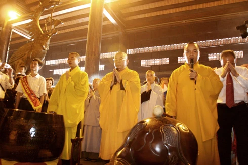 Chiếc bánh dày được hạ xuống... ... trong sự hoan hỉ của Phật tử bốn phương. Nhân dân háo hức chờ đón giây phút được thụ lộc. Nhiều người đứng ở xa cũng cố gắng xem cho rõ. Trụ trì chùa Bái Đính làm lễ tế. Không khí trang nghiêm. Âm vang tiếng mõ. Phật tử bốn phương tỏ lòng thành kính. Lễ tế diễn ra trong không khí trang nghiêm. Đội tế nữ đang thực hiện nghi thức dâng bánh dày. Chiếc bánh dày được để tại Tam Tòa, của Bái Đính Cổ Tự sau đó phát lộc cho 1 vạn Phật tử.