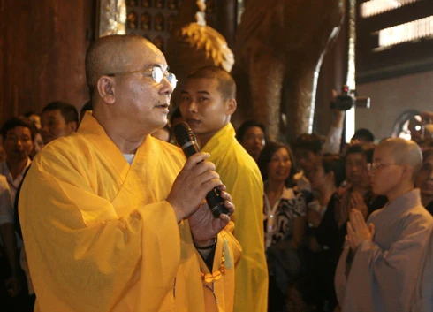 Chiếc bánh dày được hạ xuống... ... trong sự hoan hỉ của Phật tử bốn phương. Nhân dân háo hức chờ đón giây phút được thụ lộc. Nhiều người đứng ở xa cũng cố gắng xem cho rõ. Trụ trì chùa Bái Đính làm lễ tế. Không khí trang nghiêm. Âm vang tiếng mõ. Phật tử bốn phương tỏ lòng thành kính. Lễ tế diễn ra trong không khí trang nghiêm. Đội tế nữ đang thực hiện nghi thức dâng bánh dày. Chiếc bánh dày được để tại Tam Tòa, của Bái Đính Cổ Tự sau đó phát lộc cho 1 vạn Phật tử.