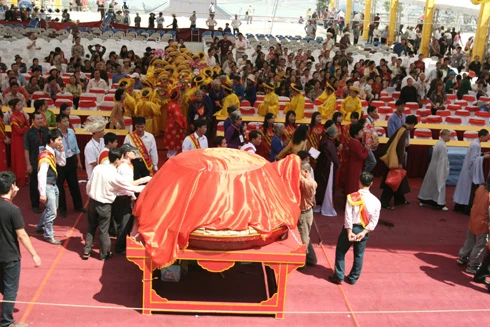 Chiếc bánh dày được hạ xuống... ... trong sự hoan hỉ của Phật tử bốn phương. Nhân dân háo hức chờ đón giây phút được thụ lộc. Nhiều người đứng ở xa cũng cố gắng xem cho rõ. Trụ trì chùa Bái Đính làm lễ tế. Không khí trang nghiêm. Âm vang tiếng mõ. Phật tử bốn phương tỏ lòng thành kính. Lễ tế diễn ra trong không khí trang nghiêm. Đội tế nữ đang thực hiện nghi thức dâng bánh dày. Chiếc bánh dày được để tại Tam Tòa, của Bái Đính Cổ Tự sau đó phát lộc cho 1 vạn Phật tử.