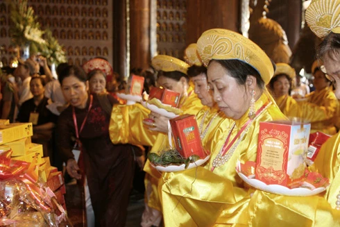 Chiếc bánh dày được hạ xuống... ... trong sự hoan hỉ của Phật tử bốn phương. Nhân dân háo hức chờ đón giây phút được thụ lộc. Nhiều người đứng ở xa cũng cố gắng xem cho rõ. Trụ trì chùa Bái Đính làm lễ tế. Không khí trang nghiêm. Âm vang tiếng mõ. Phật tử bốn phương tỏ lòng thành kính. Lễ tế diễn ra trong không khí trang nghiêm. Đội tế nữ đang thực hiện nghi thức dâng bánh dày. Chiếc bánh dày được để tại Tam Tòa, của Bái Đính Cổ Tự sau đó phát lộc cho 1 vạn Phật tử.