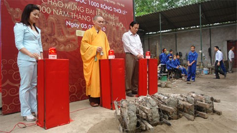 Bấm nút khởi công việc đúc Rồng (ảnh CTV) Bấm nút khởi công việc đúc Rồng (ảnh CTV)