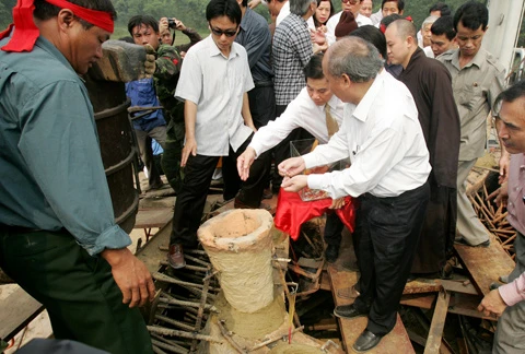 Chủ tịch nước Nguyễn Minh Triết và hòa thượng Thích Thanh Tứ đến dự lễ đúc tượng đài Thánh Gióng. Nhân dân ghi tên công đức vàng đúc tượng đài. Chủ tịch nước Nguyễn Minh Triết thả những miếng vàng cuối cùng trước khi quá trình đúc tượng đài bắt đầu. Lò nung với nhiệt độ 1.000 độ C đang sẵn sàng. Những người công nhân bắt tay và quá trình nung, đúc. Lãnh đạo nhà nước và các Hòa Thượng thắp hương cầu khấn. Những giọt đồng cuối cùng được các công nhân đổ vào khuôn. Đông đảo nhân dân cùng háo hức chờ đợi được chiêm bái tượng đài Thánh Gióng. Tượng thánh Gióng được hoàn tất.