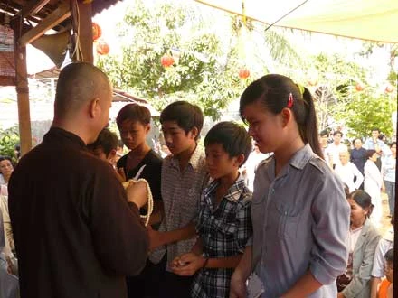 Trao tặng 40 học bổng cho học sinh nghèo ảnh 1 chuatinhquang.jpg