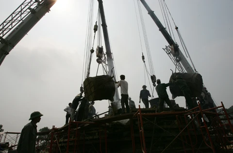 Chủ tịch nước Nguyễn Minh Triết và hòa thượng Thích Thanh Tứ đến dự lễ đúc tượng đài Thánh Gióng. Nhân dân ghi tên công đức vàng đúc tượng đài. Chủ tịch nước Nguyễn Minh Triết thả những miếng vàng cuối cùng trước khi quá trình đúc tượng đài bắt đầu. Lò nung với nhiệt độ 1.000 độ C đang sẵn sàng. Những người công nhân bắt tay và quá trình nung, đúc. Lãnh đạo nhà nước và các Hòa Thượng thắp hương cầu khấn. Những giọt đồng cuối cùng được các công nhân đổ vào khuôn. Đông đảo nhân dân cùng háo hức chờ đợi được chiêm bái tượng đài Thánh Gióng. Tượng thánh Gióng được hoàn tất.