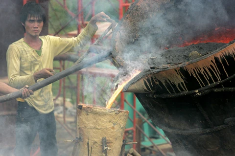 Chủ tịch nước Nguyễn Minh Triết và hòa thượng Thích Thanh Tứ đến dự lễ đúc tượng đài Thánh Gióng. Nhân dân ghi tên công đức vàng đúc tượng đài. Chủ tịch nước Nguyễn Minh Triết thả những miếng vàng cuối cùng trước khi quá trình đúc tượng đài bắt đầu. Lò nung với nhiệt độ 1.000 độ C đang sẵn sàng. Những người công nhân bắt tay và quá trình nung, đúc. Lãnh đạo nhà nước và các Hòa Thượng thắp hương cầu khấn. Những giọt đồng cuối cùng được các công nhân đổ vào khuôn. Đông đảo nhân dân cùng háo hức chờ đợi được chiêm bái tượng đài Thánh Gióng. Tượng thánh Gióng được hoàn tất.