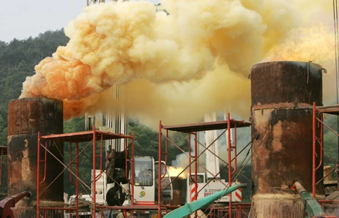 Chủ tịch nước Nguyễn Minh Triết và hòa thượng Thích Thanh Tứ đến dự lễ đúc tượng đài Thánh Gióng. Nhân dân ghi tên công đức vàng đúc tượng đài. Chủ tịch nước Nguyễn Minh Triết thả những miếng vàng cuối cùng trước khi quá trình đúc tượng đài bắt đầu. Lò nung với nhiệt độ 1.000 độ C đang sẵn sàng. Những người công nhân bắt tay và quá trình nung, đúc. Lãnh đạo nhà nước và các Hòa Thượng thắp hương cầu khấn. Những giọt đồng cuối cùng được các công nhân đổ vào khuôn. Đông đảo nhân dân cùng háo hức chờ đợi được chiêm bái tượng đài Thánh Gióng. Tượng thánh Gióng được hoàn tất.